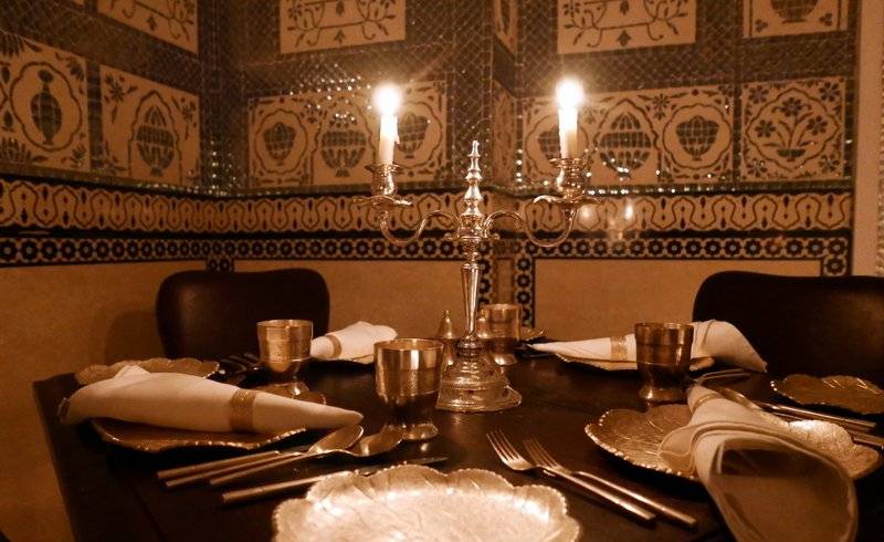 این شاهکار معماری در هندوستان، به جای برق با شمع و آینه روشن است