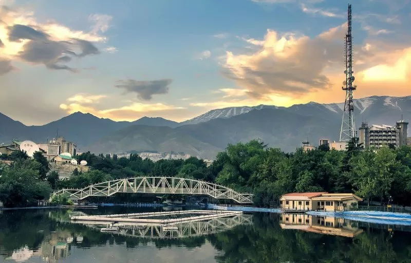 از آغوش مجسمه مادر پارک ملت، صبح به صبح نرگس می‌روید!