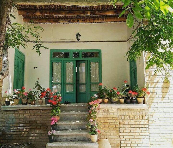 حیاط خانه مرد دوست‌داشتنی سینمای ایران و این عکس پرحسرت