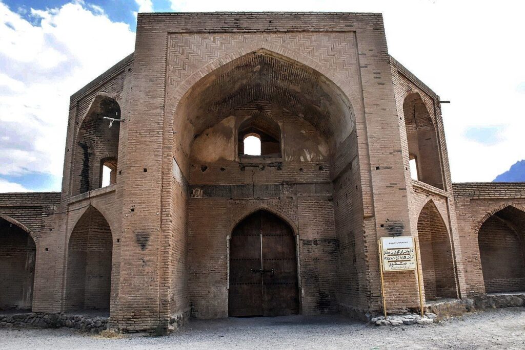 سردر کاروان‌سرای تاریخی بازار نطنز فروریخت