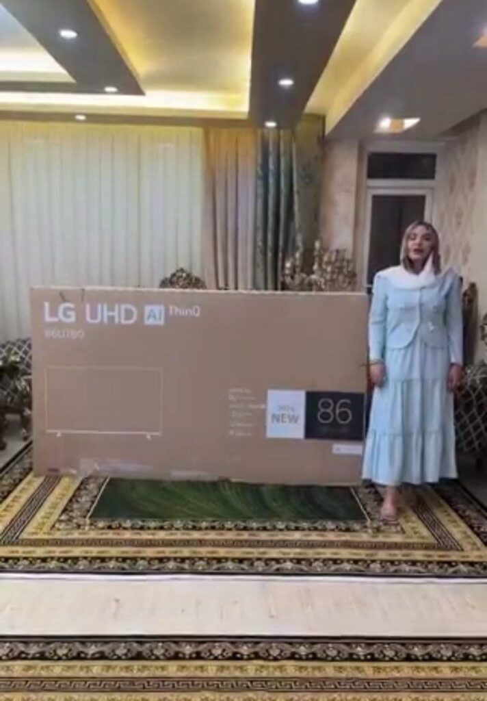 اوج تجمل در دکوراسیون به شدت خز و آزاردهنده این خانم ایرانی