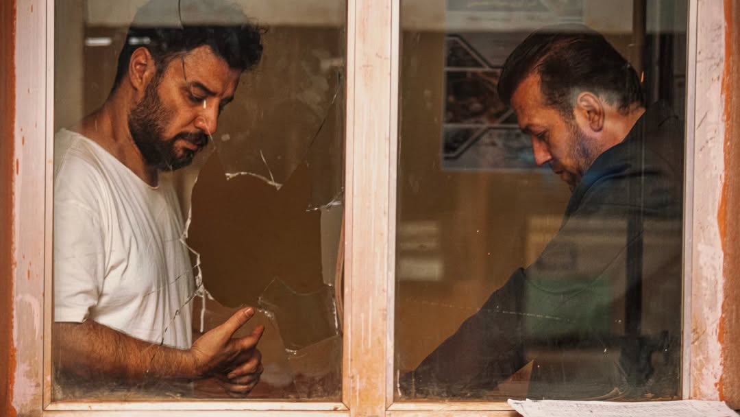 اتاق خواب ساده و حمام نوستالژیک جواد عزتی در سریال وحشی