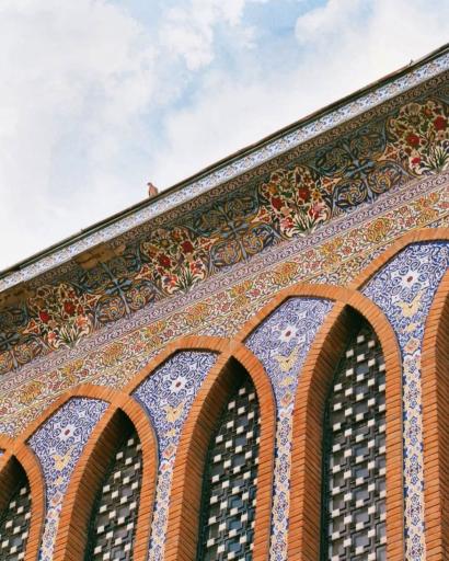 ساختمان جذاب بانک ملت در شیراز که البته آن تابلو خرابش کرده!