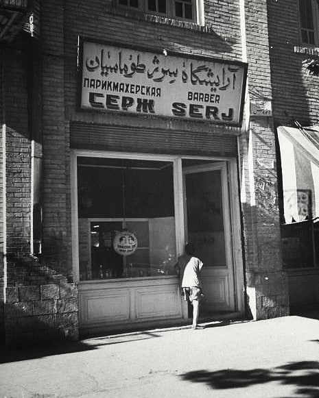 چیدمان میز یک آرایشگاه خیلی قدیمی در لاهیجان که به شدت حس دلتنگی دارد