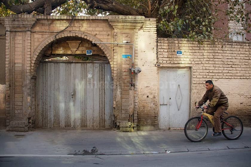 دری به رنگ آسمان، در آغوش خورشید، خانه پلاک ۲۵