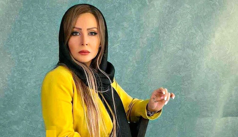 عشق ابدی علی و سودا با مبل کرم‌رنگ، استخر و چیدمان مینی‌مال