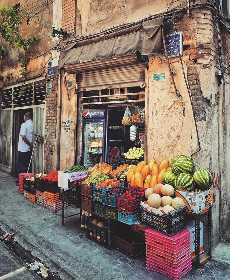 ویترین یک مغازه باصفا در دهه ۴۰؛ آبی فیروزه‌ای و کمی نارنجی