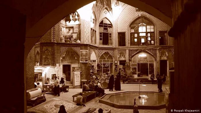 نمایی از ویترین یک نانوایی در کاشان به سال دلتنگی و حسرت