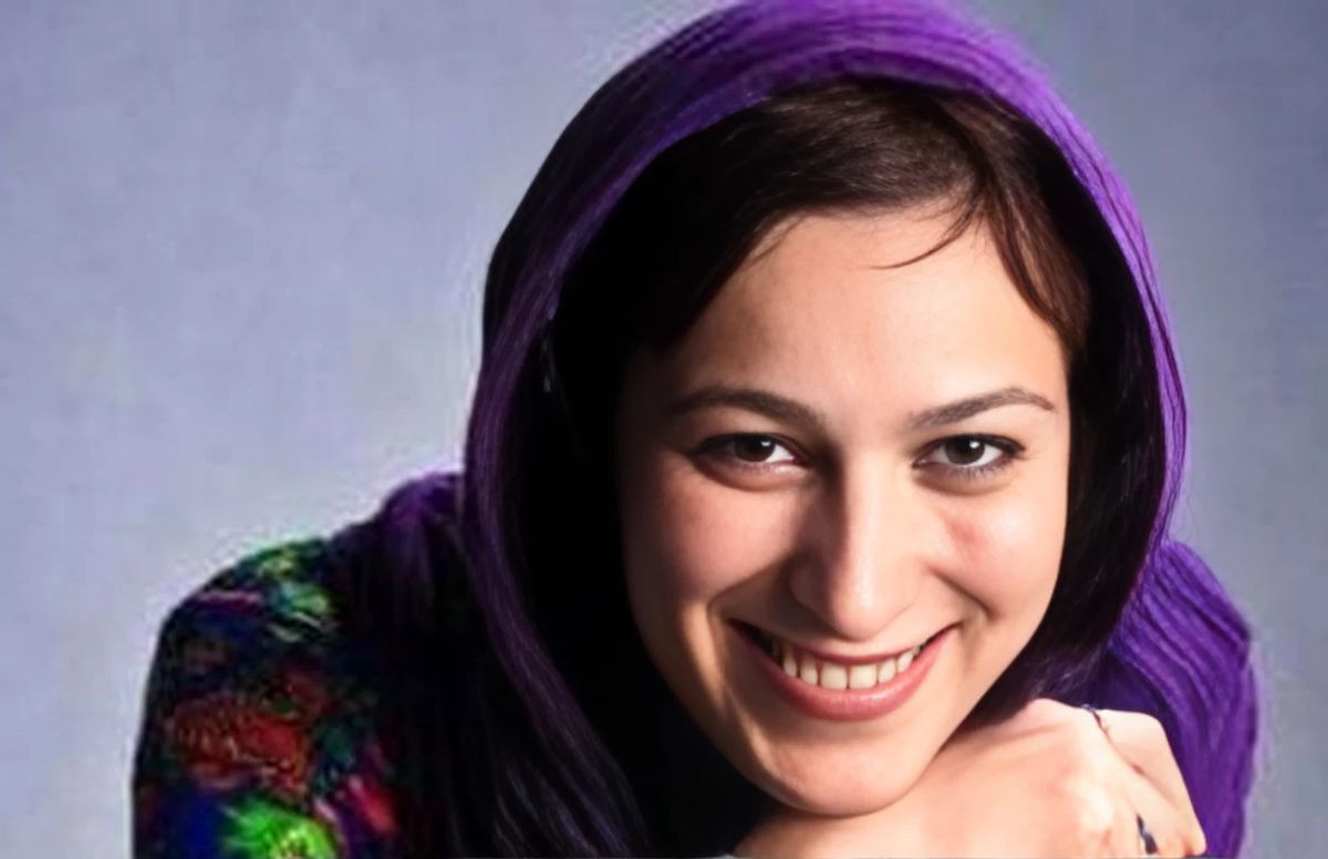 آشپزخانه سفید، تی‌وی وال و مبل خز خانه فلامک جنیدی در شام ایرانی