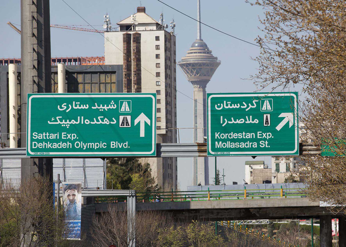 دو تابلوی علائم شهری از خستگی زیاد روی نیمکت نشستند!