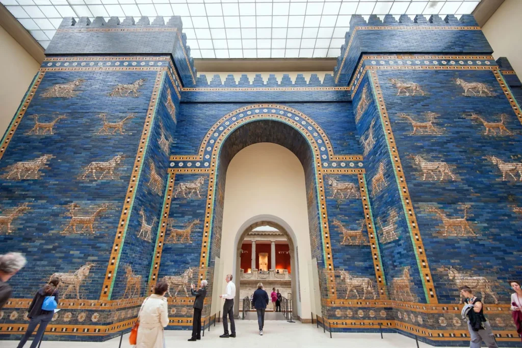این بنای تاریخی و رنگارنگ، یادگار کوروش بزرگ در عراق است