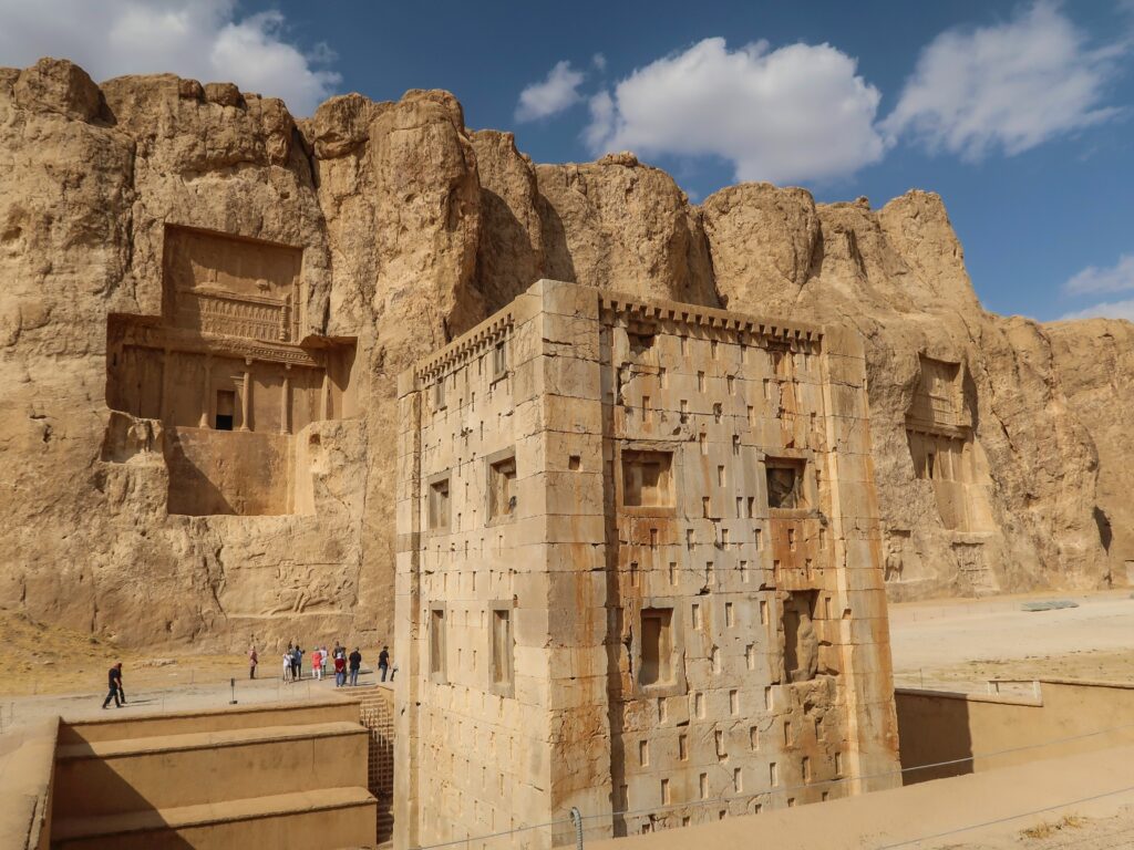 آقایان، نقش رستم در آستانه نابودی است، غیرت کنید زودتر