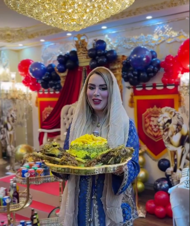 مبل، سینی غذا و لوستر، چیدمان طلایی و خز مامان شاهان برای روز پسر!