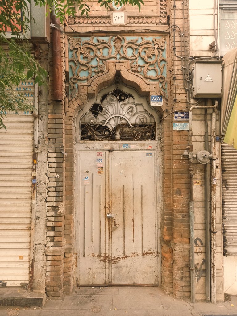 مثل یک گاوصندوق؛ برای ورود به این خانه باید از سه در پشت هم گذشت