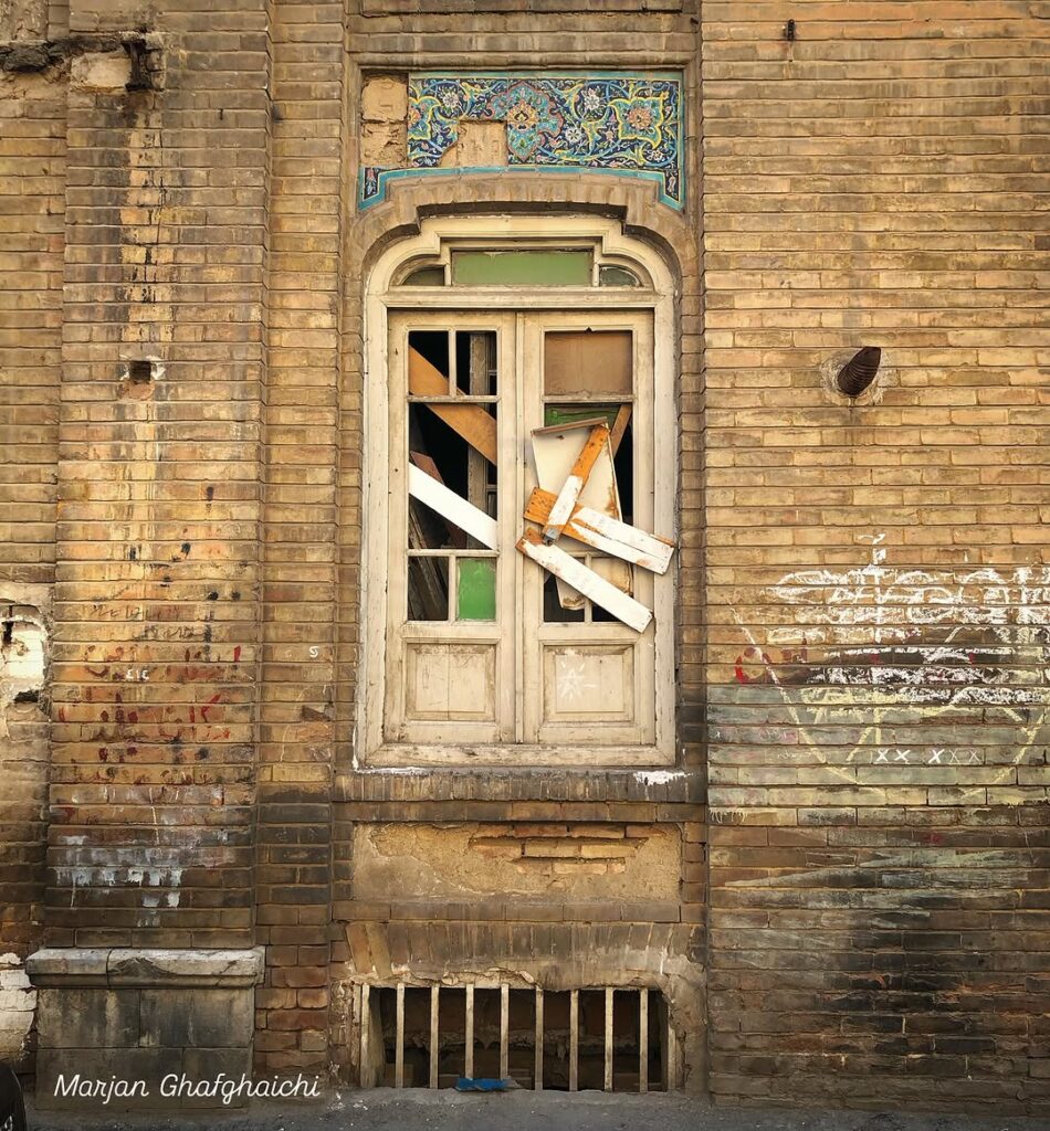 گره‌چینی فیروزه‌ای، پنجره‌های مسدود؛ خانه‌ای که بوی عشق می‌دهد