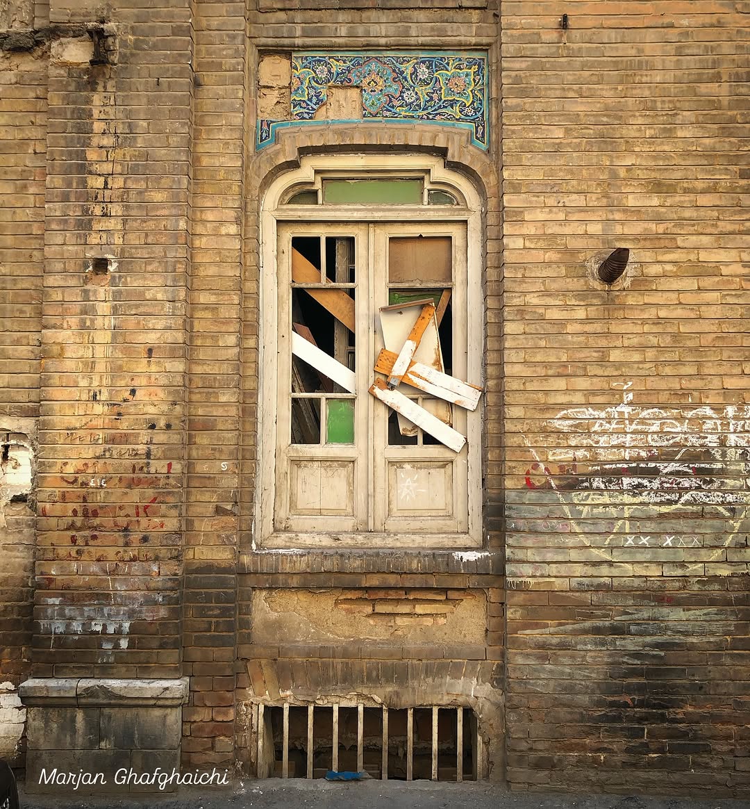 گره‌چینی فیروزه‌ای، پنجره‌های مسدود؛ خانه‌ای که بوی عشق می‌دهد
