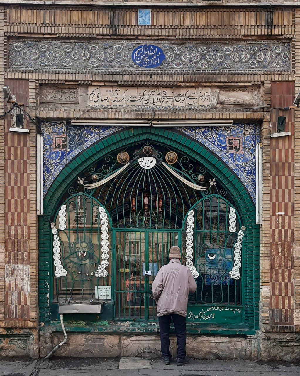 قشنگ‌ترین سقاخانه جهان در منیریه؛ اینجا هیچکس ناامید نیست