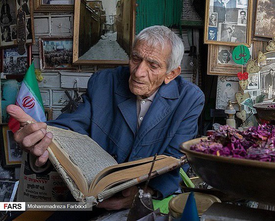 چیدمان و دکوراسیون یک مغازه در شیراز که بغض و حسرت از آن می‌بارد