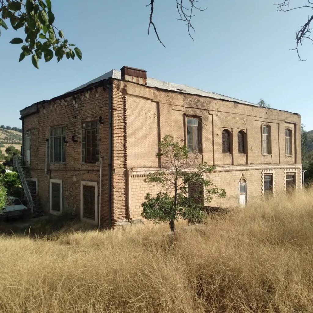 عمارت گلشن که انگار روح مردگان شهر هنوز در آن سکونت دارد