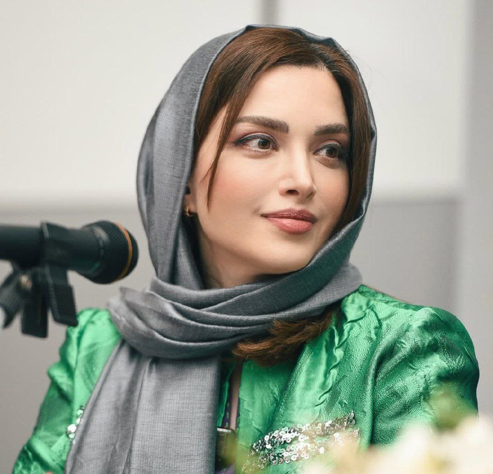 میز ساده، گل‌آرایی شلوغ؛ جشن تولد ۴۴سالگی بهنوش طباطبایی
