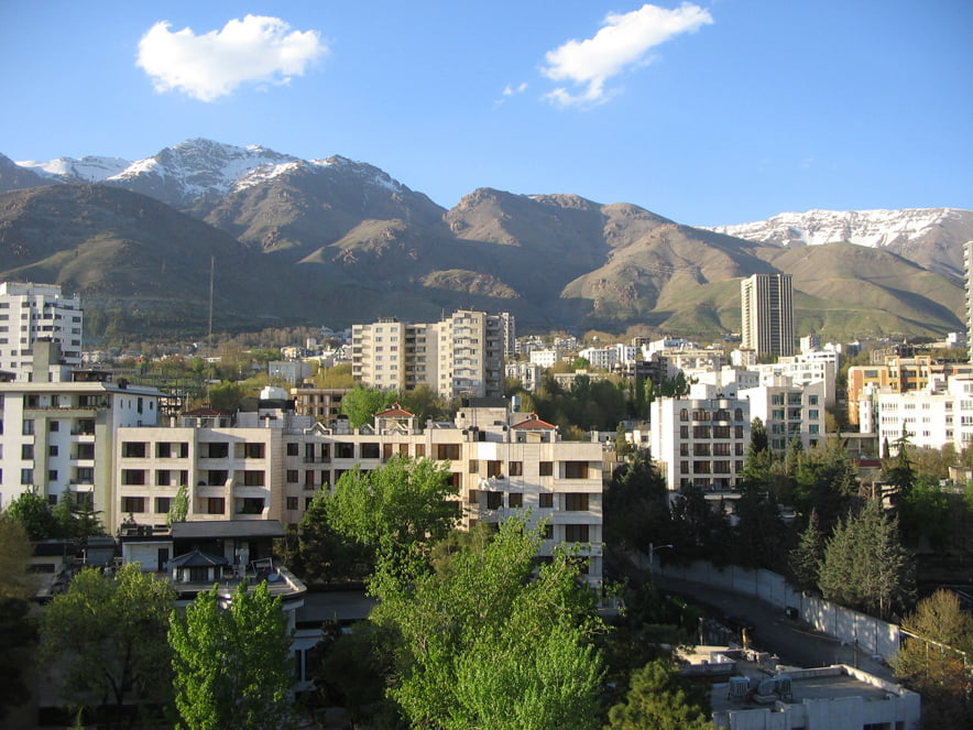 پنجره‌های این ساختمان در خیابان نیلوفر با هم درگیر شده‌اند