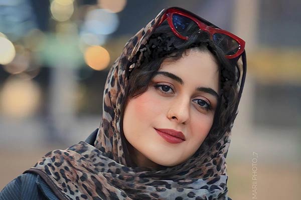 پرده، مبل و دیوارهای رنگی خانه مجردی فاطیما بهارمست