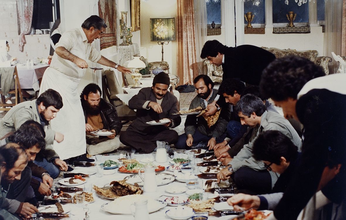 چیدمان نوستالژیک آشپزخانه‌ای که عباس آقا سوپر گوشت، در آن کباب می‌زد
