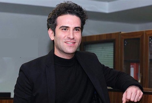 دیوار کرمی، آباژور زرد و تابلوهای هنری؛ خانه مجردی هوتن شکیبا