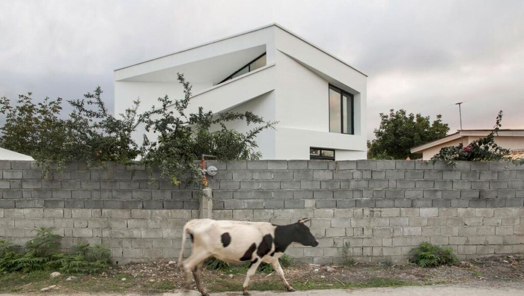 دوزیست، منفک با متریال ارزان؛ ویلای آخر هفته چشم معماران را گرفت