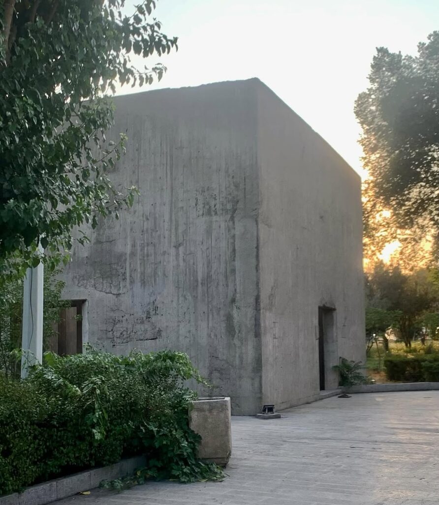تهران کعبه دارد، سیمانی، سخت و صبور؛ یادگار مهندس دیبا
