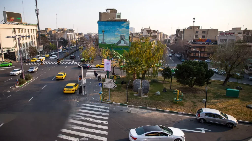 در میرزای شیرازی، ساختمانی مغرور با بالکن‌هایش دلبری می‌کند