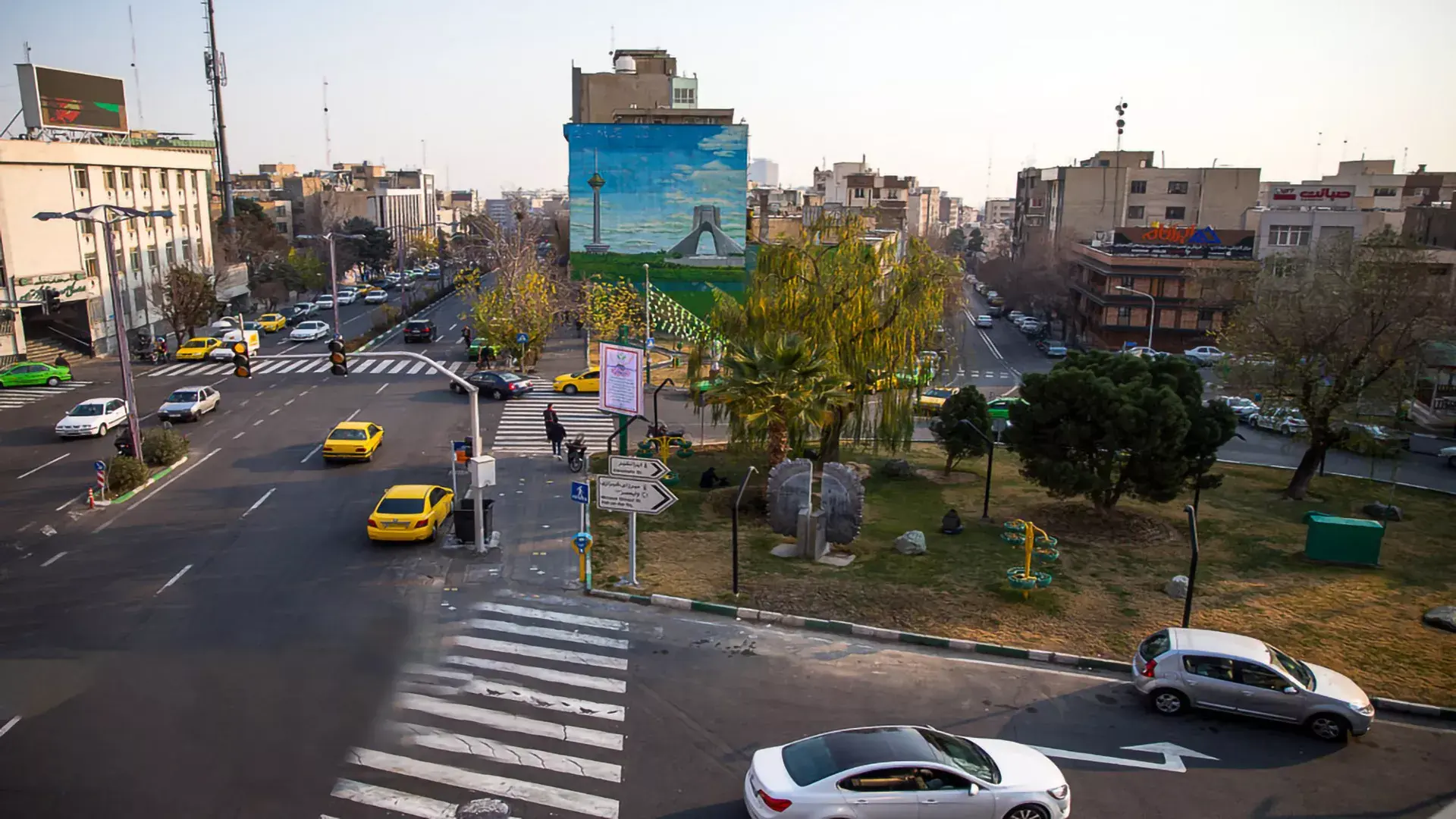 در میرزای شیرازی، ساختمانی مغرور با بالکن‌هایش دلبری می‌کند