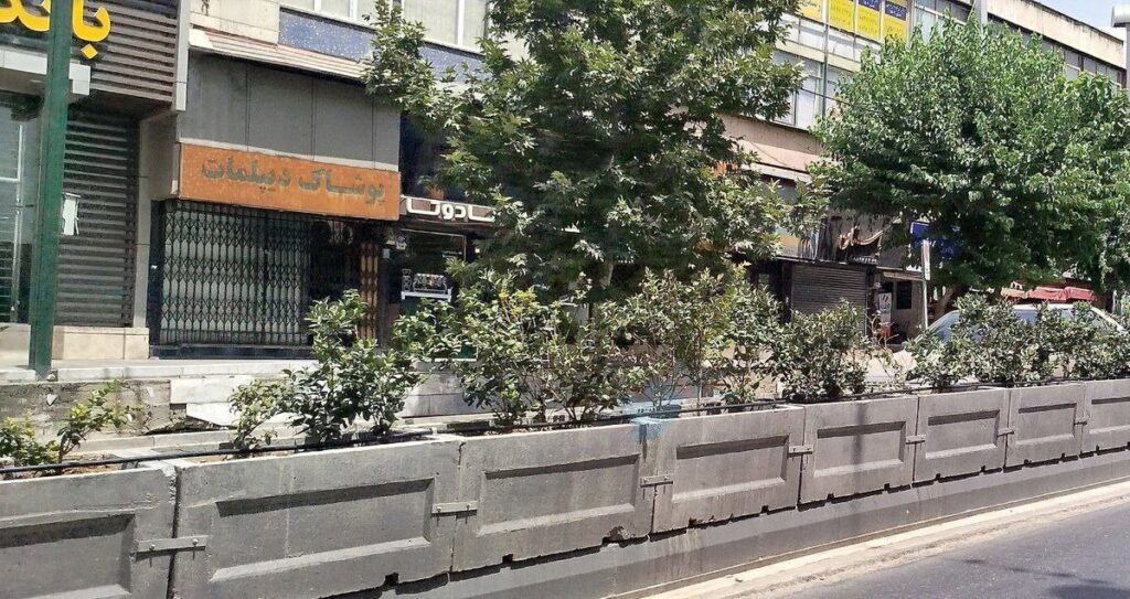 گلدان‌های شهری خیابان ولیعصر مرزهای زشت بودن را جابه‌جا کرد