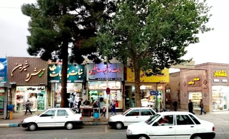 تابلوی شاعرانه و ویترین اصیل شیرین‌ترین مغازه نیشابور