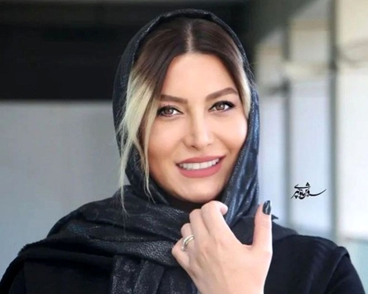 یک میز و صندلی، کمی گل و گیاه؛ خانم فریبا نادری ژست بگیرید