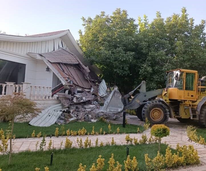 شکل ترسناک و عجیب تخریب یک دیوار توسط چند کارگر