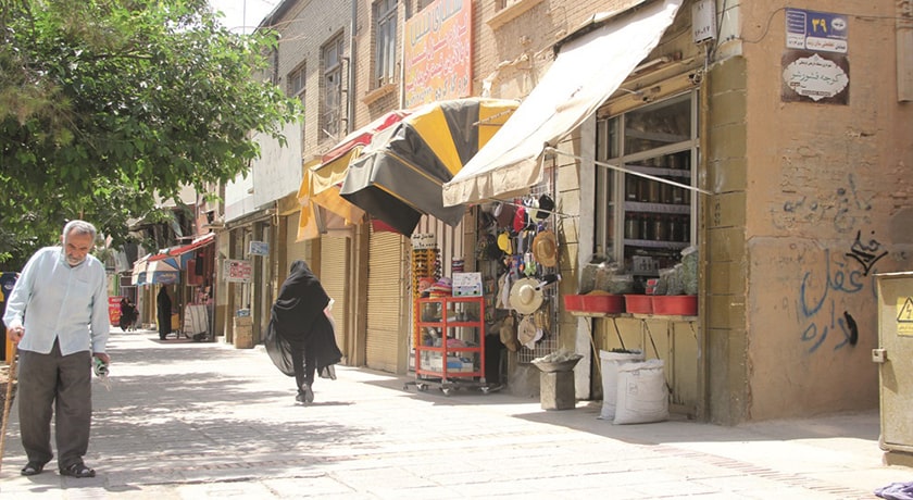 کاشی‌ها‌ و فرم سقف این دکان 200ساله در شیراز دل همه را می‌برد