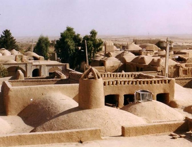 روستایی در یزد که سقف تمام خانه‌هایش به هم متصل است