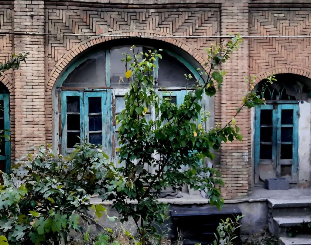 این خانه قدیمی در همدان عجیب دل‌تنگ است
