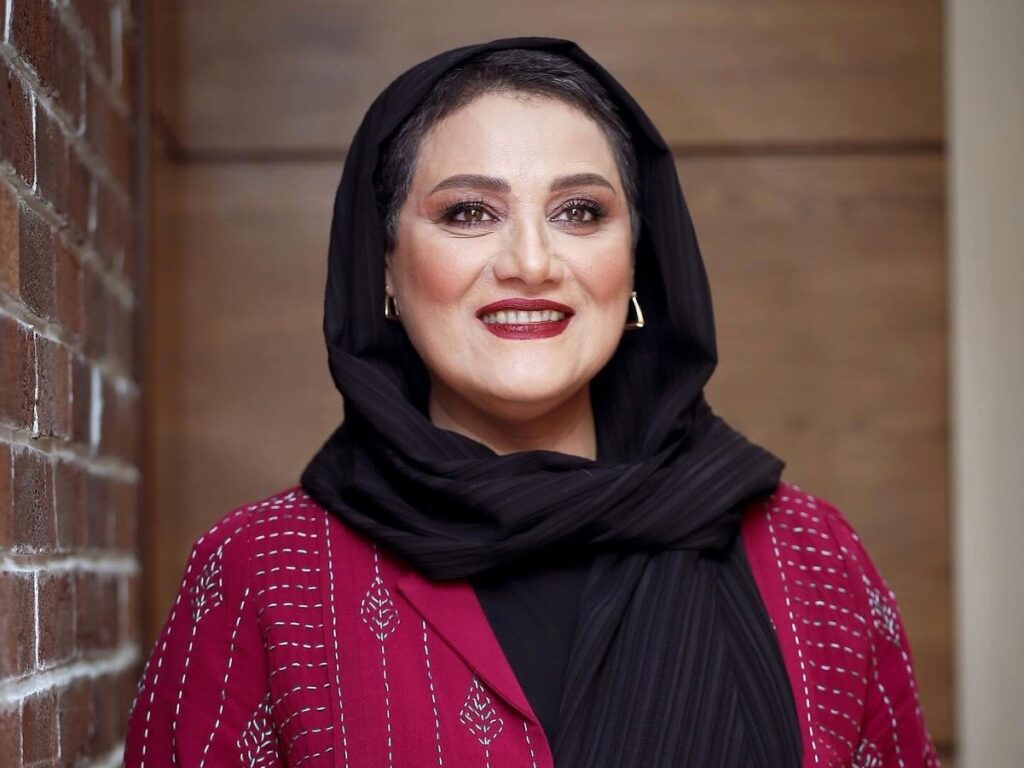 شبنم مقدمی کنار یک در چوبی؛ اصالت از این عکس می‌بارد