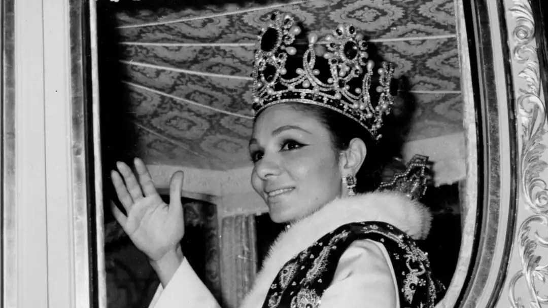 میز و صندلی حیاط خانه فرح پهلوی وقتی در ایران بود