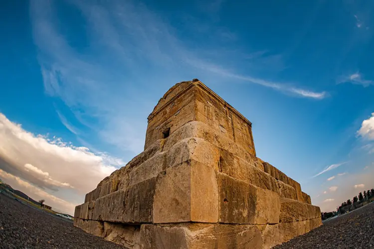 برای اولین بار تصاویری از درون آرامگاه کوروش منتشر شد
