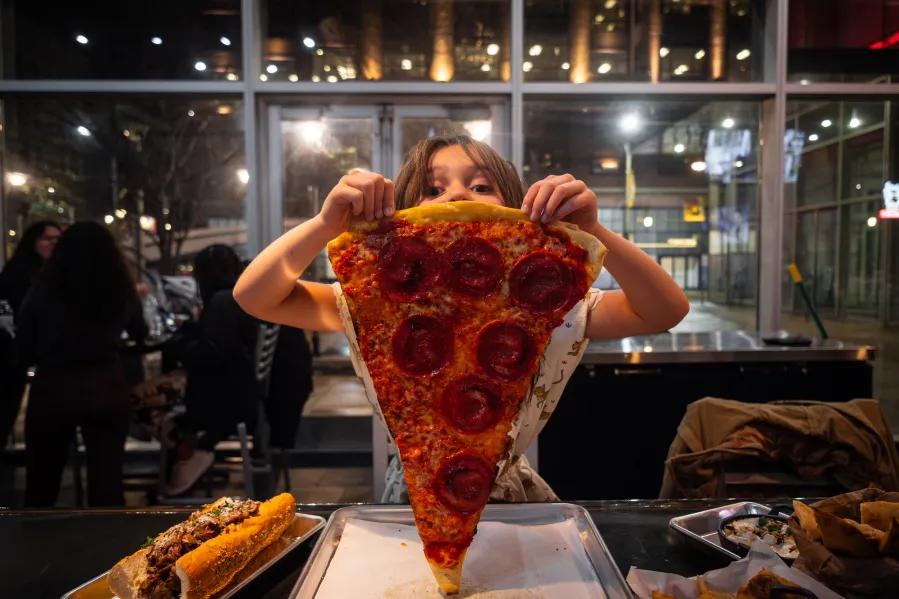 پیتزا فروشی به این خوشگلی دیده بودید؟ مثل یک تکه شکلات!