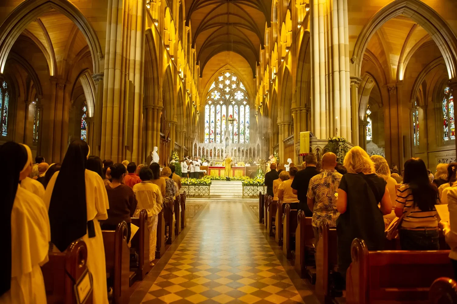 معماری بی‌نهایت زیبای یک کلیسا که به جای مردم زخمی شهر حرف می‌زند