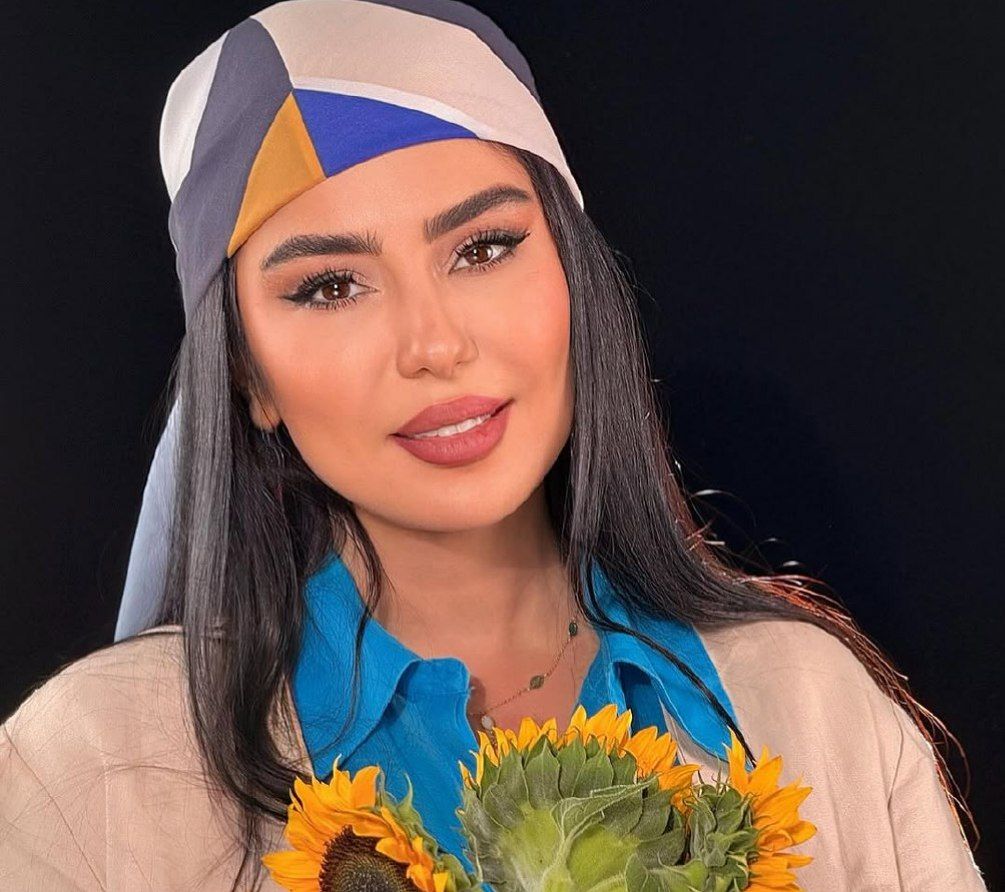 کافه‌ رنگی و راهرو سنگی؛ شوآف زندگی لوکس خانم بازیگر در خارج!