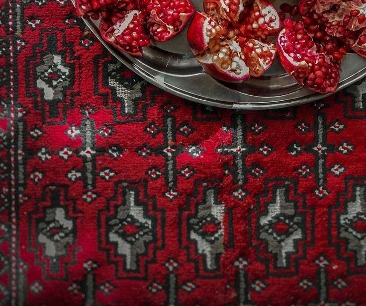 تمام بچه‌های ایران یک عکس با این پشتی‌های مشهور دارند
