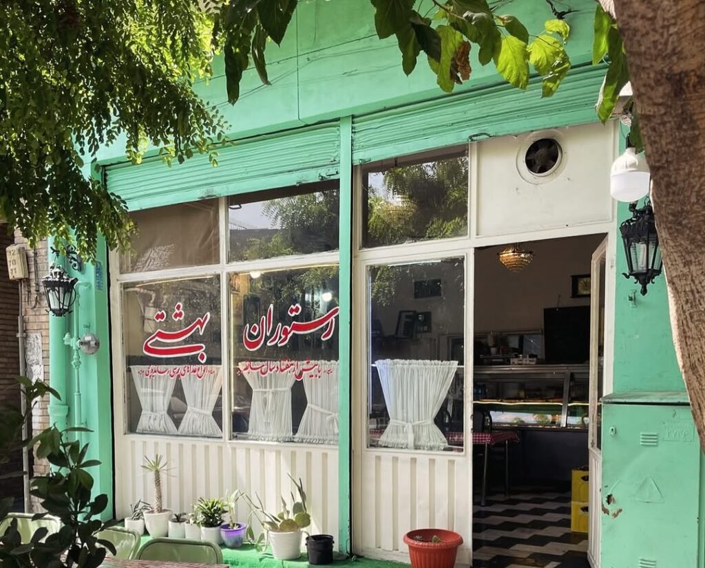 پنکه زنگ‌زده و دیوار پر از خاطره؛ بغضِ پنجاه‌ساله یک ساندویچی قدیمی!