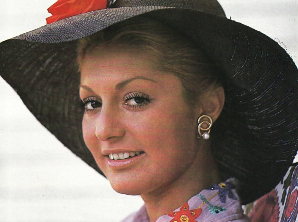 وقتی مبل تک‌نفره به عکس متفاوت گوگوش در خیابان، شکل می‌دهد