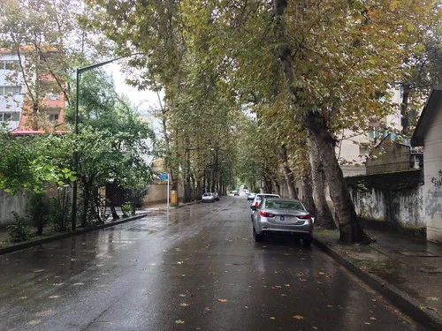 خانه‌ای خیلی خوشگل در گلسار رشت که مثل یک جعبه شکلات خوردنی است