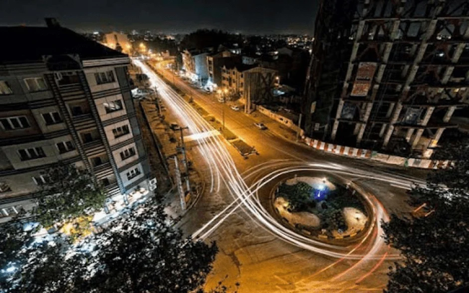 یک خانه سبز و سفید در گلسار رشت که به شکل عجیبی قشنگ است
